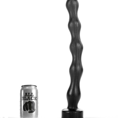 Objeto ondulado preto ao lado de uma lata cinzenta com texto 'ALL BLACK'