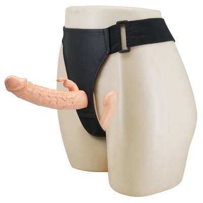 arnês preto com dildo cor de pele em manequim bege