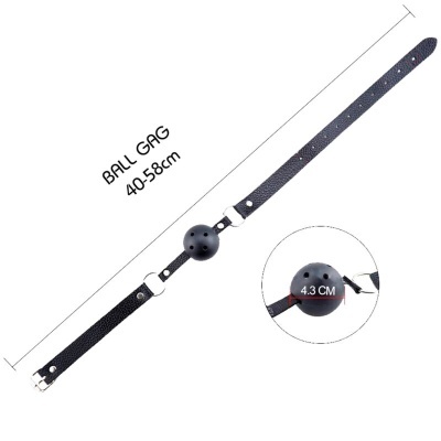 Ball gag negra ajustável com bola de 4,3 cm e tiras pretas perfuradas