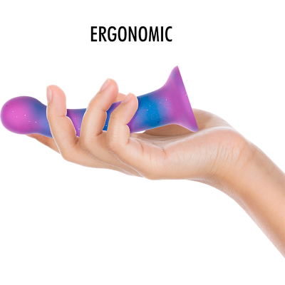 Objeto ergonómico de silicone roxo e azul segurado por uma mão