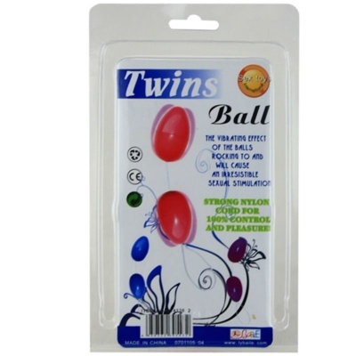 Embalagem com duas bolas vermelhas chamadas Twins Ball, design floral