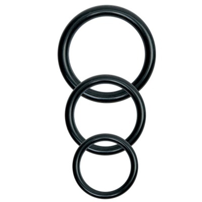 Três anéis O-rings pretos de tamanhos diferentes num fundo branco