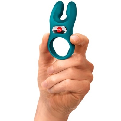 Anel vibratório azul turquesa com botão FUN segurado por mão