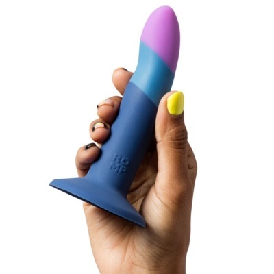 Produto cónico em silicone azul e lilás segurado numa mão com unhas pintadas