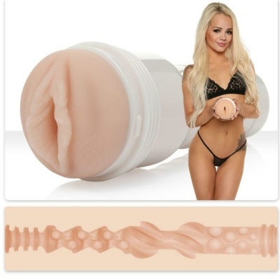 Brinquedo erótico masculino cor de pele com textura interna detalhada e mulher com lingerie preta
