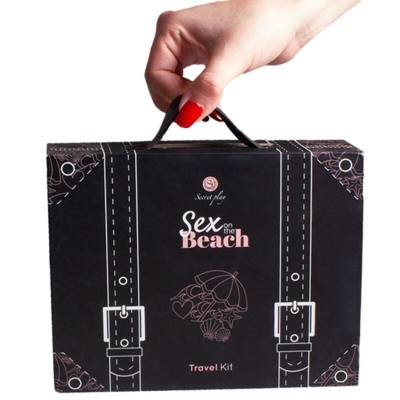 Mala de viagem preta com texto Sex on the Beach e Travel Kit
