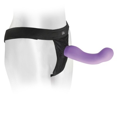 Cinta preta com dildo roxo curvo fixado numa manequim em fundo branco