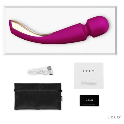 Vibrador roxo com acessórios da marca LELO sobre fundo branco