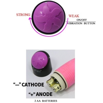 Dispositivo vibratório roxo e rosa com indicação de força e botões, ao lado de bateria AA