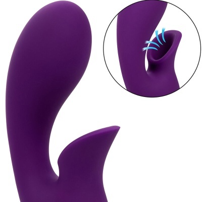 Vibrador roxo com formato curvo e abertura circular em fundo branco