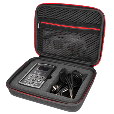 Estojo preto e vermelho aberto com dispositivo eletrónico cinza e cabos dentro