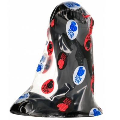 Chapéu de festa transparente com punhos fechados vermelhos e azuis com textos.