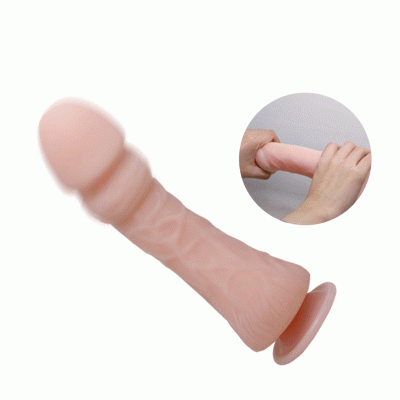 Dildo de cor carne com textura veiculada e base de ventosa, sendo dobrado por mãos