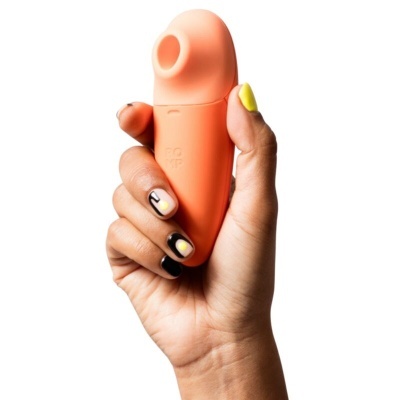 Mão segurando dispositivo laranja ROMP em fundo branco