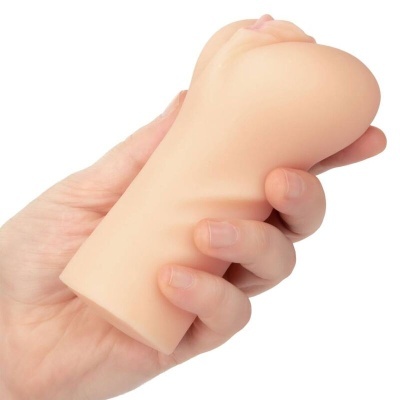 Objeto anatómico de silicone cor de pele segurado por mão em fundo branco