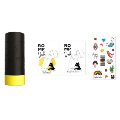 Conjunto composto por garrafa preta com detalhes amarelos, dois manuais em papel branco e folheto com adesivos coloridos.