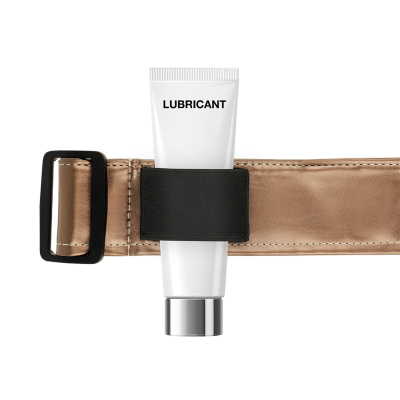 Frasco branco de lubrificante numa correia de tecido castanha com fivela preta