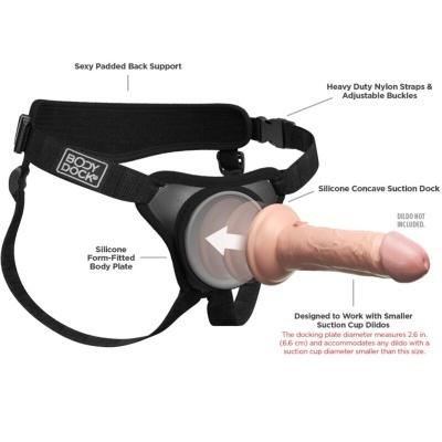 Suporte de cinta corporal preto com dildo realista em silicone