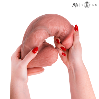 Brinquedo erótico flexível cor pele segurado por mãos com unhas vermelhas