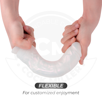 Produto flexível translúcido segurado por duas mãos