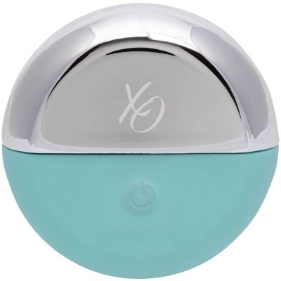 Frasco redondo prata e azul-clarinho com símbolo XO e botão de energia