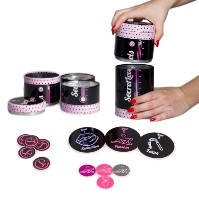 Conjunto de latas e discos com design preto, rosa e branco e texto em inglês