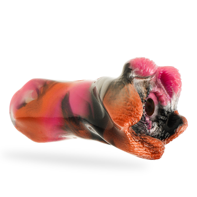 Objeto colorido de silicone com texturas irregulares em fundo branco