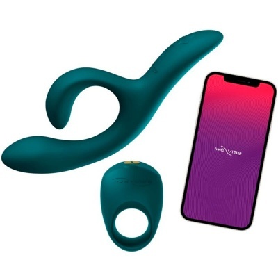 Conjunto de brinquedos eróticos azuis com smartphone mostrando aplicação We vibe