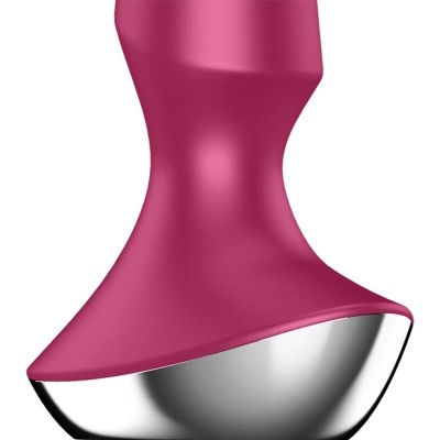 Produto cor-de-rosa curvado com base metálica prateada sobre fundo branco
