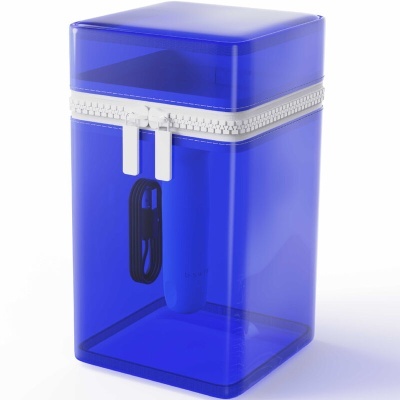 Caixa de plástico azul translúcido com carregadores USB dentro