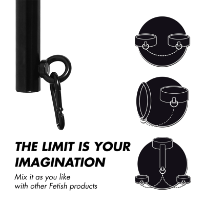 Produto metálico preto com mosquetão e ilustrações de acessórios de couro