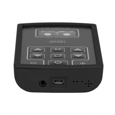 Controlador eletrônico em plástico preto com botões e ecrã