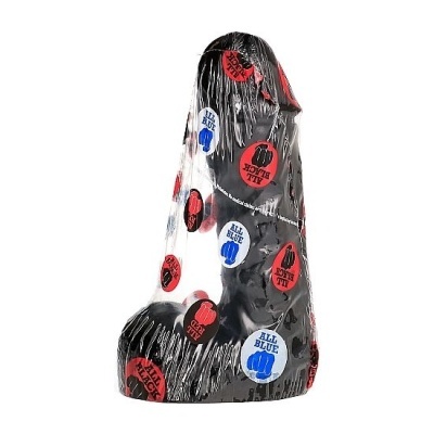 Saco plástico estampado com texto e roupa preta dentro