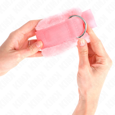 Coleira cor-de-rosa para animal com interior felpudo e argola metálica prateada