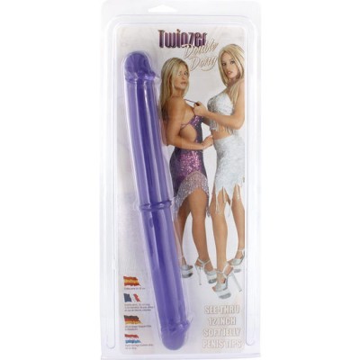 Dildo duplo roxo em embalagem transparente com imagem de duas mulheres de vestidos brilhantes.