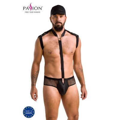 Homem com conjunto sensual preto com suspensórios, cueca de malha e couro sintético, e boné preto