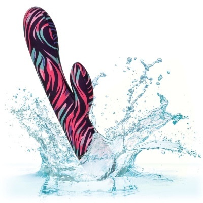 Vibrador colorido com padrão rosa e azul em splash de água