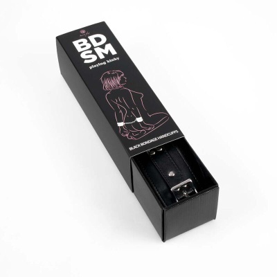 Produto BDSM em embalagem preta com texto e ilustração rosa