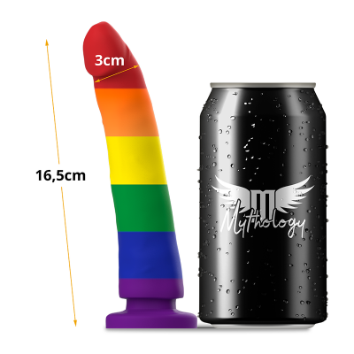 Dildo colorido em silicone ao lado de uma lata preta de bebida com o logo Mythology