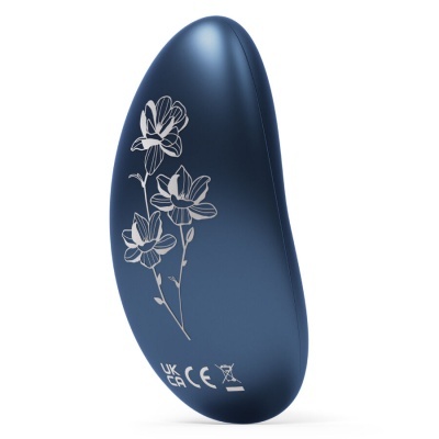 Dispositivo eletrónico azul escuro com decoração floral branca