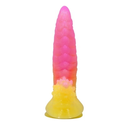 Produto em silicone amarelo e rosa, formato alongado texturizado com base alargada.