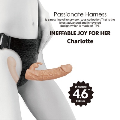 Arnês preto com dildo realista cor de pele em corpo cinzento feminino com texto promocional.