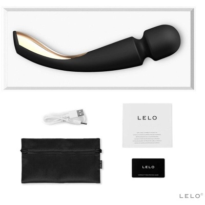 Conjunto de vibrador preto e acessórios LELO sobre fundo branco