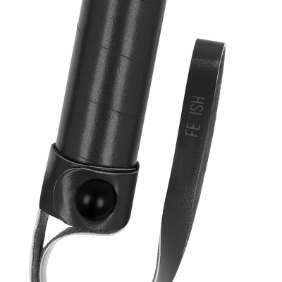 Cabo preto com correia preta onde está impresso o texto FE ISH