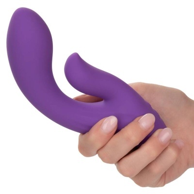 Vibrador roxo em silicone segurado por uma mão
