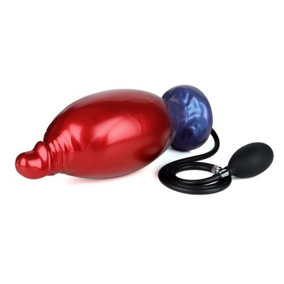 Instrumento de borracha vermelho e azul com bomba manual preta