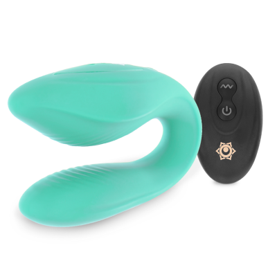Dispositivo azul turquesa de silicone com controlo remoto preto em fundo branco