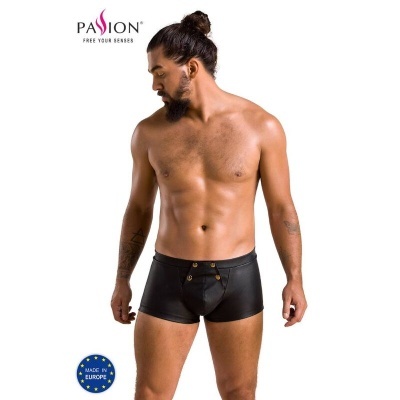 Homem vestindo cuecas pretas estilo boxer com fecho de botões dourados