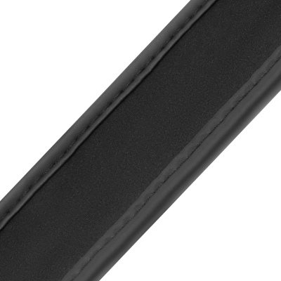 Correia preta com costuras paralelas e textura lisa