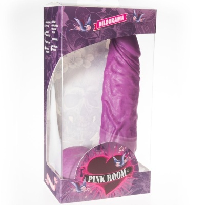 Dildo roxo em embalagem transparente com texto DILDORAMA e PINK ROOM.